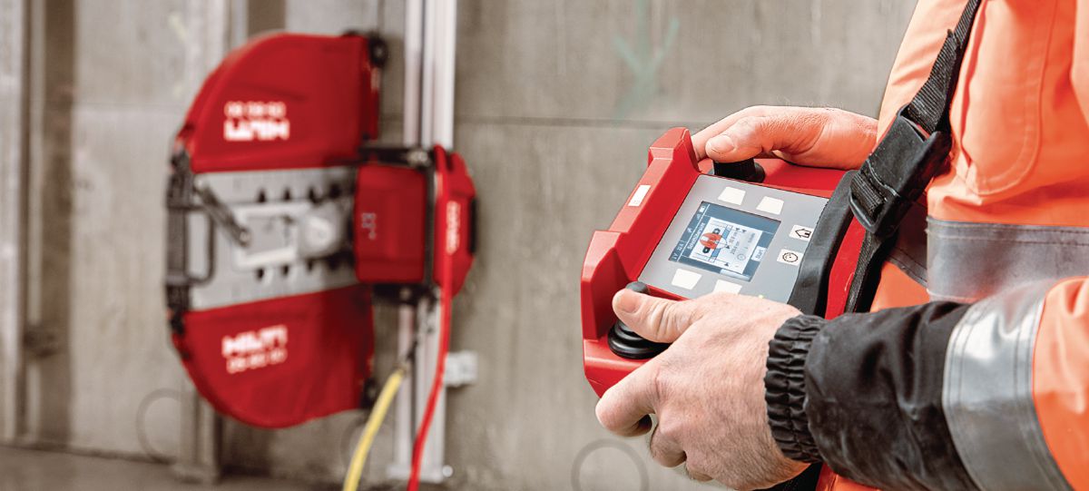 Hilti duvar testeresi ve uzaktan kumanda ünitesi ile beton duvar kesimi