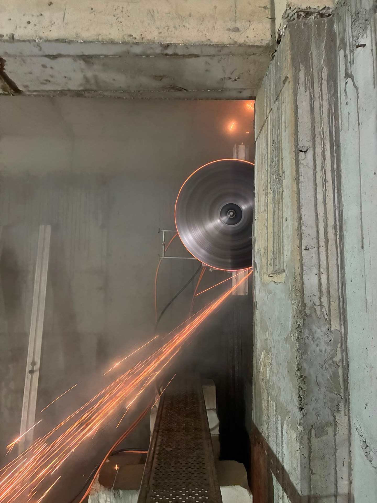 Elmas testere ile betonarme duvarda kıvılcımlı kesim çalışması