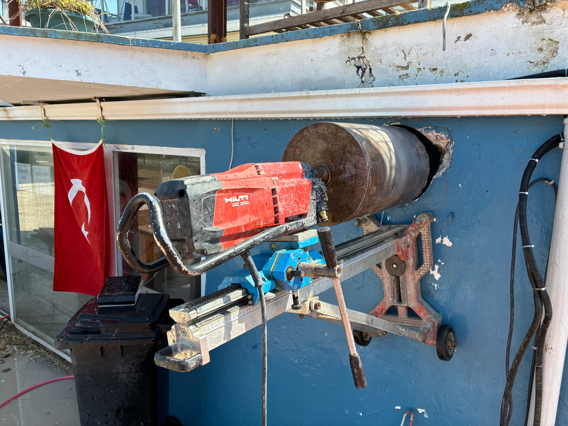 Hilti DD 200 karot makinesi ile duvar delme çalışması